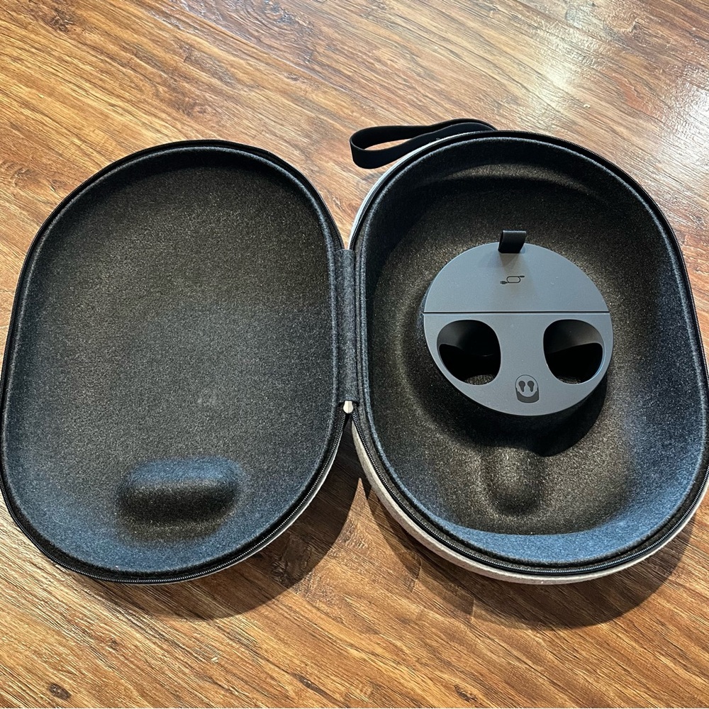 Meta Quest Carrying Case - Picture 4 of 4